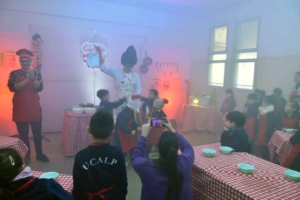 Colegio Estrada teatro y cocina para una alimentación saludable