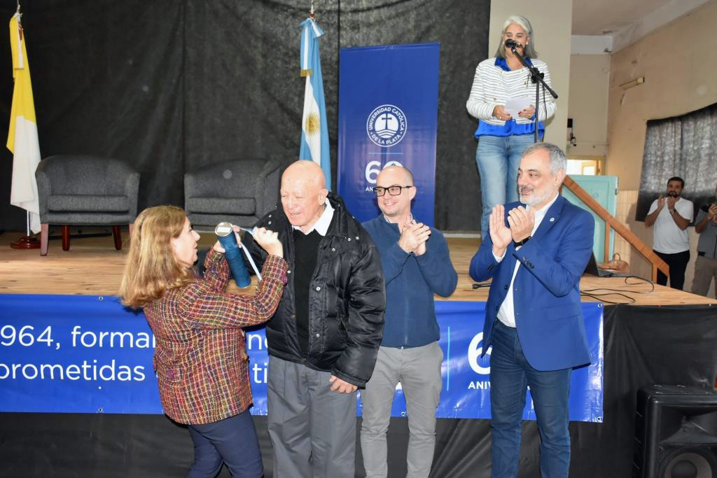 Emotivo acto de distinción a docentes y no docentes con más de 35 años de trayectoria en la UCALP