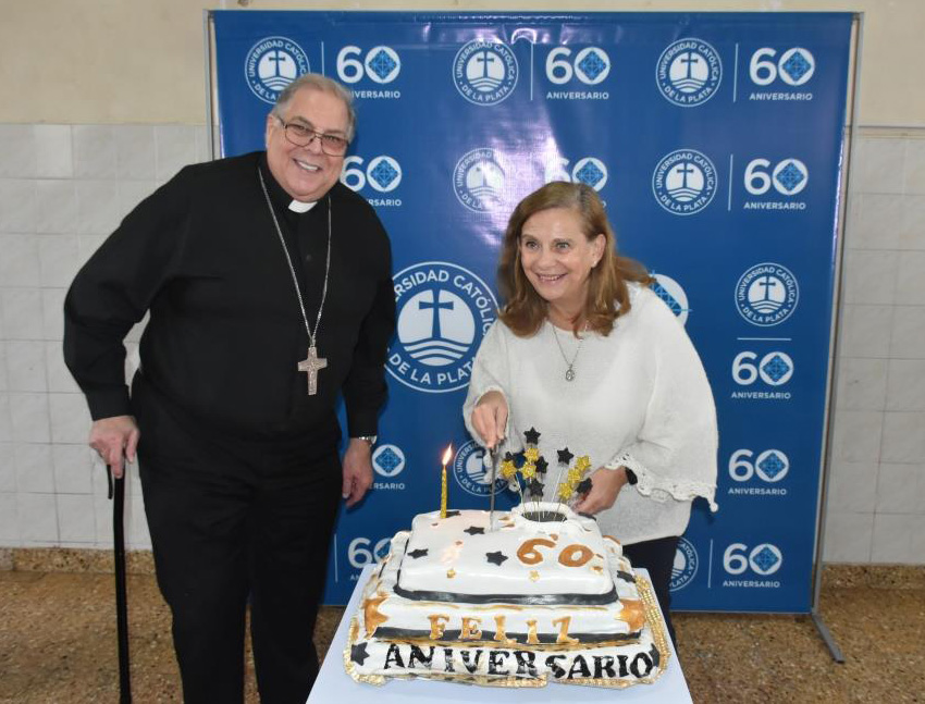 Emotivo acto de distinción a docentes y no docentes con más de 35 años de trayectoria en la UCALP