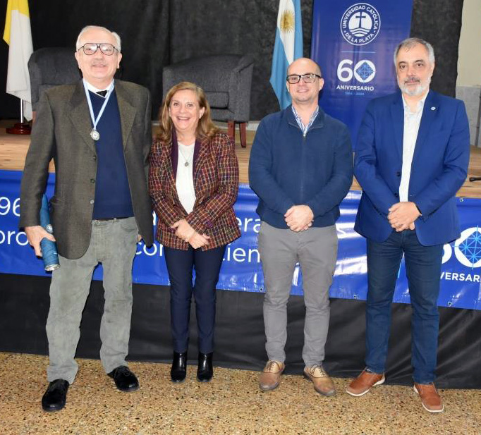 Emotivo acto de distinción a docentes y no docentes con más de 35 años de trayectoria en la UCALP