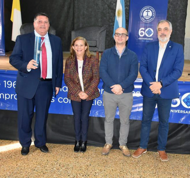 Emotivo acto de distinción a docentes y no docentes con más de 35 años de trayectoria en la UCALP