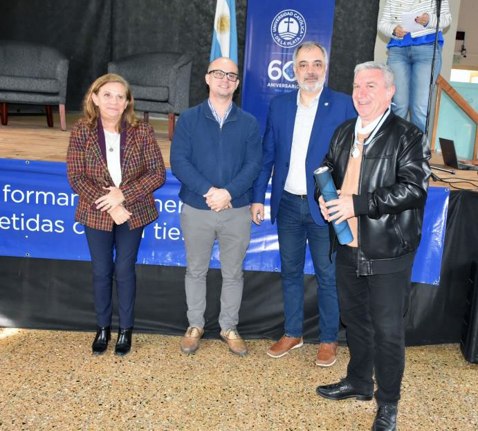 Emotivo acto de distinción a docentes y no docentes con más de 35 años de trayectoria en la UCALP