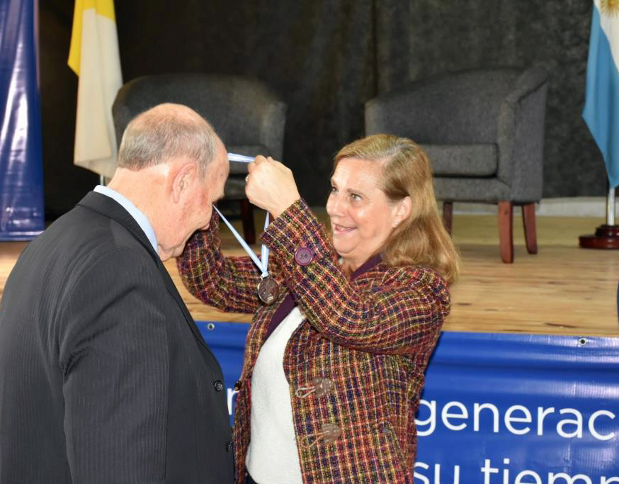 Emotivo acto de distinción a docentes y no docentes con más de 35 años de trayectoria en la UCALP