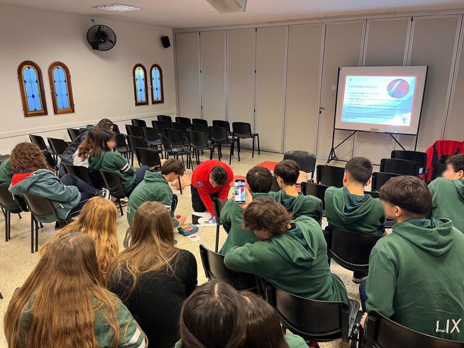 Continúan las capacitaciones en RCP a alumnos de colegios platenses