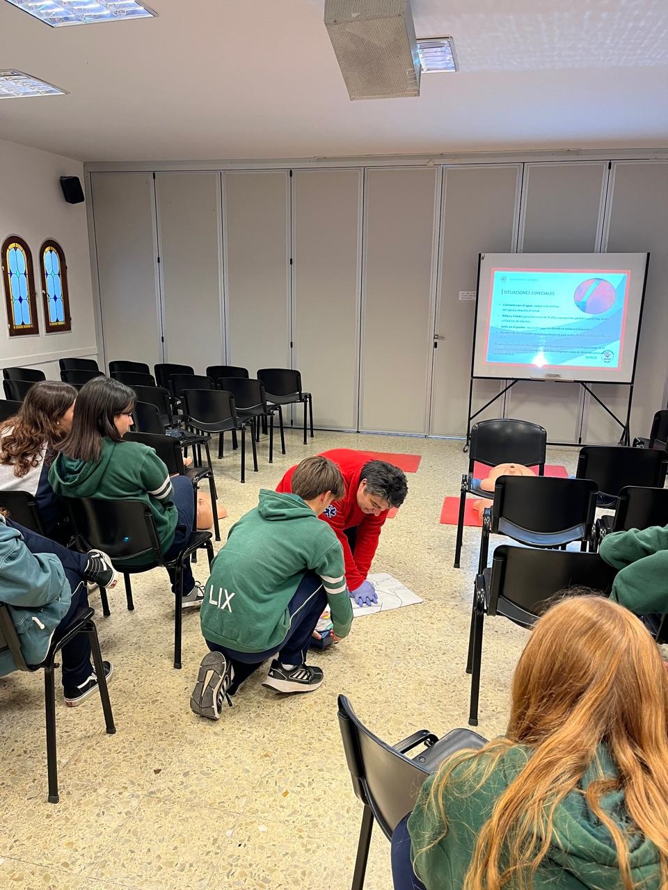 Continúan las capacitaciones en RCP a alumnos de colegios platenses