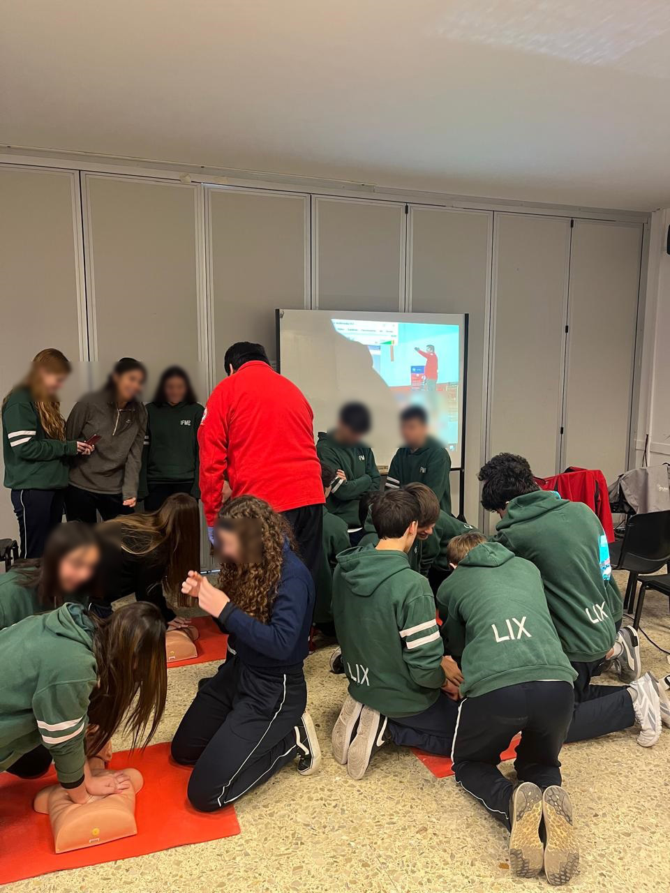 Continúan las capacitaciones en RCP a alumnos de colegios platenses