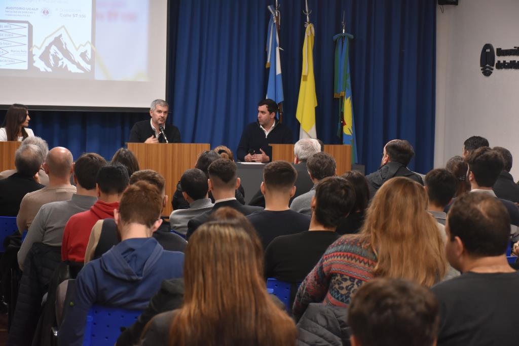 Ante un auditorio colmado, Marcos Peña presentó su libro sobre liderazgo en la UCALP