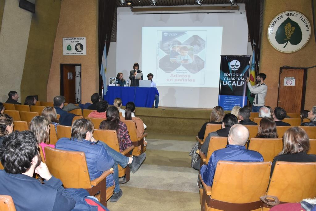 Se presentó el nuevo libro de la Editorial UCALP: “Adictos en pañales” 