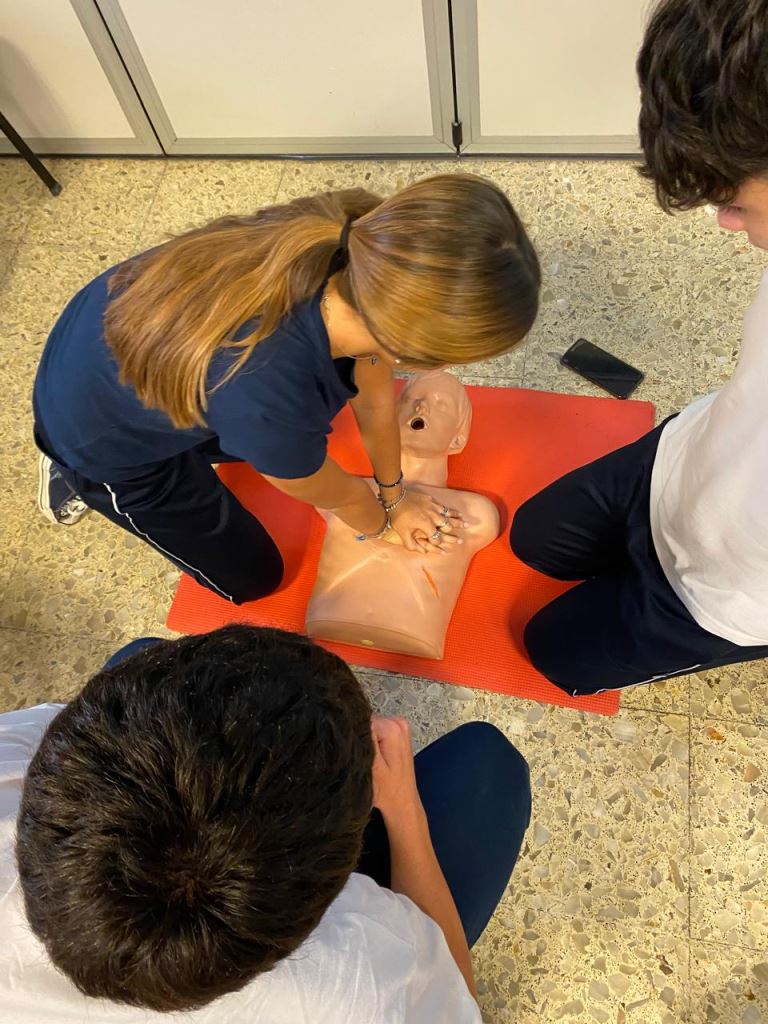 Alumnos de una Escuela de City Bell recibieron una nueva capacitación en RCP