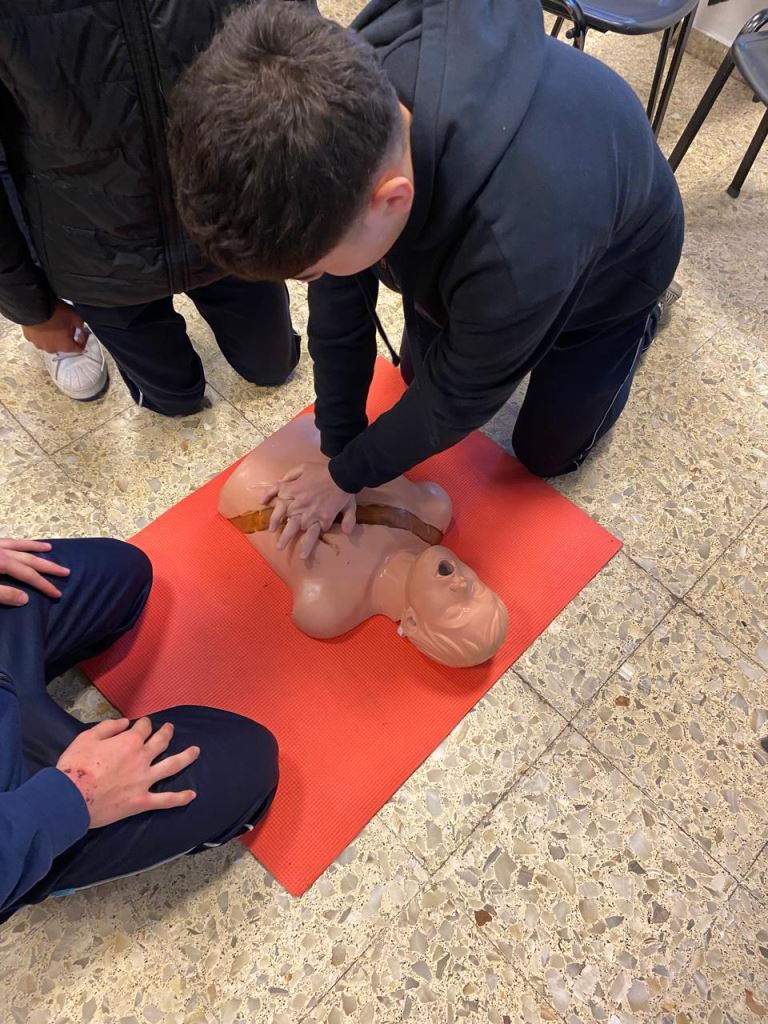 Alumnos de una Escuela de City Bell recibieron una nueva capacitación en RCP