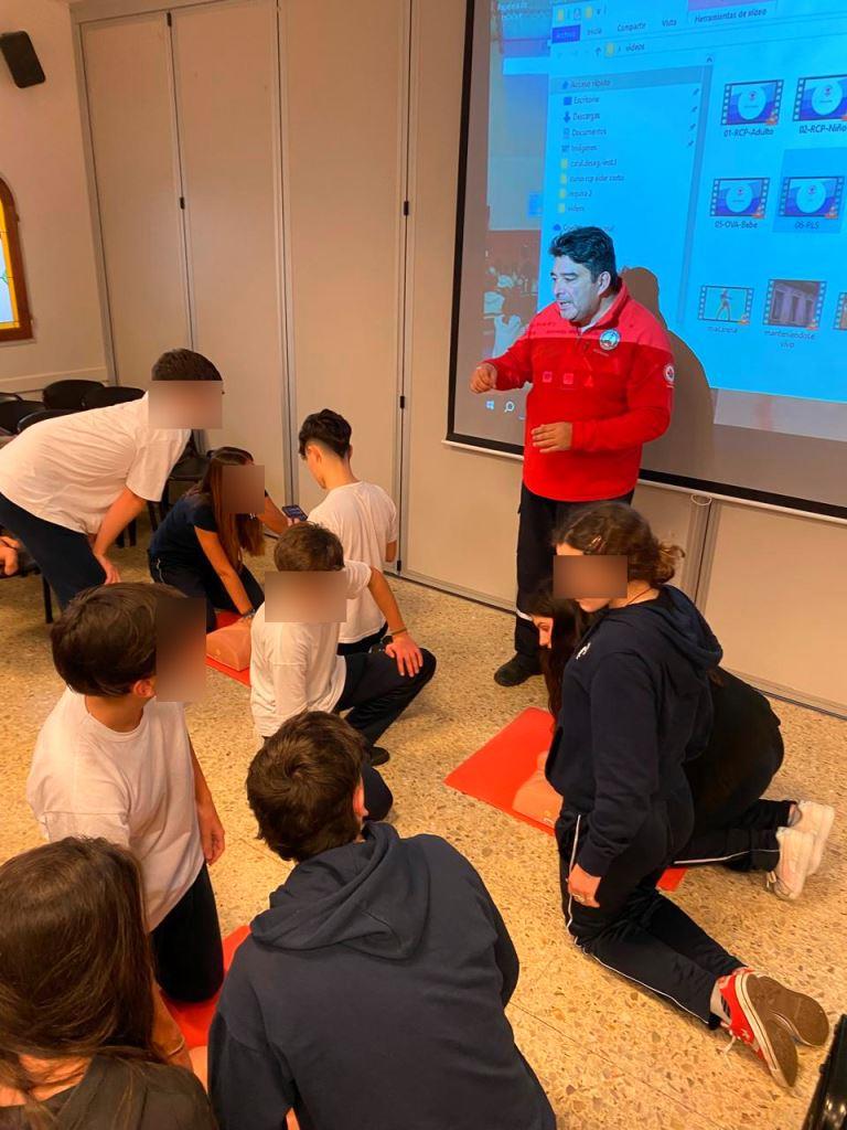 Alumnos de una Escuela de City Bell recibieron una nueva capacitación en RCP