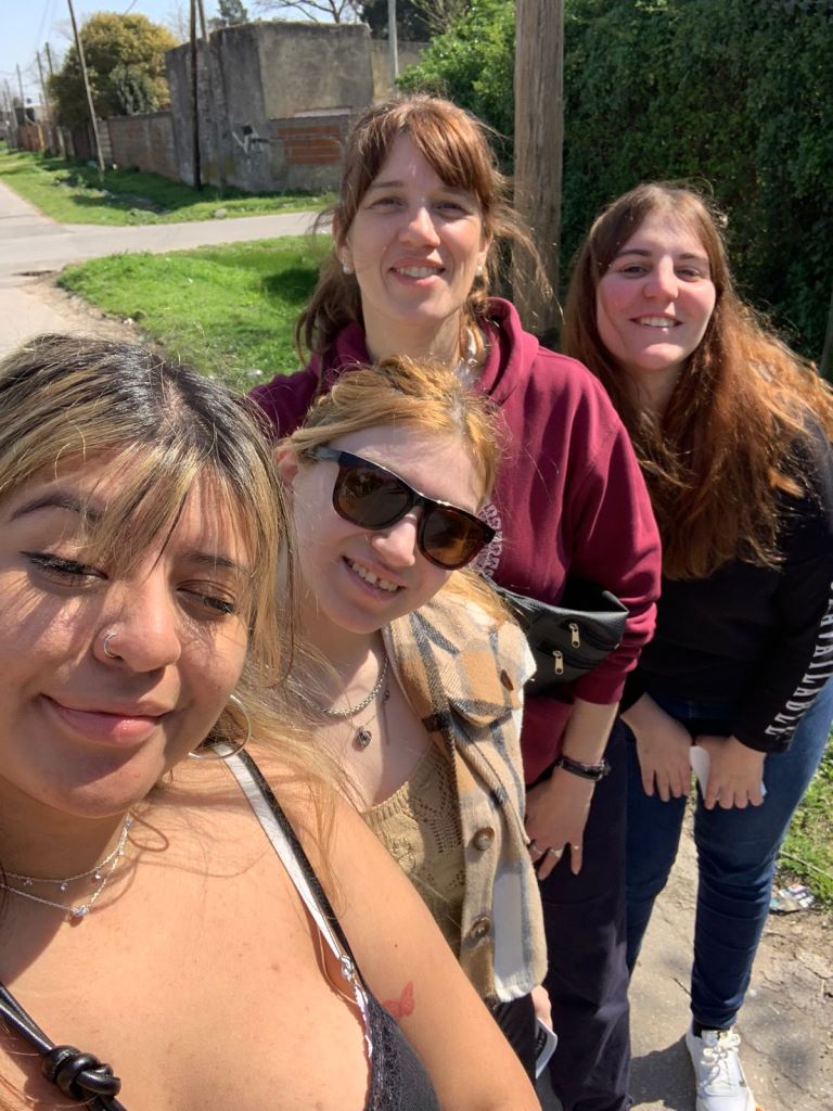 Caminata por el barrio para conversar con vecinos con voluntarias