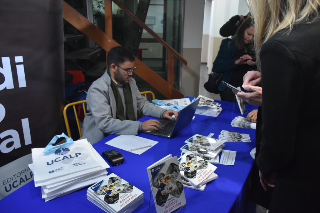 Se presentó el nuevo libro de la Editorial UCALP: “Adictos en pañales” 