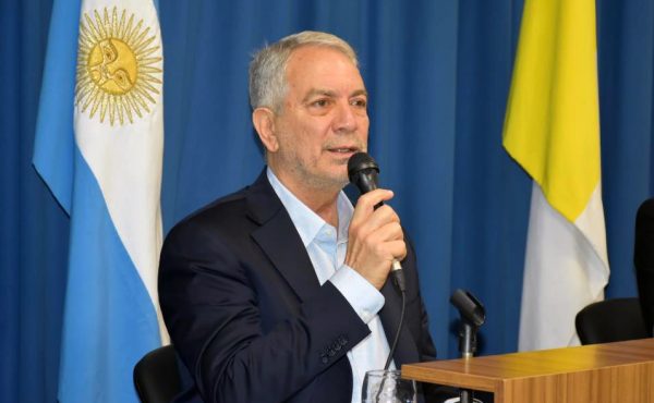 El intendente Alak disertó en la UCALP