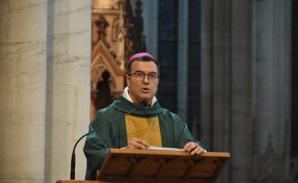 Monseñor Mestre se despidió de La Plata con una emotiva misa en la Catedral