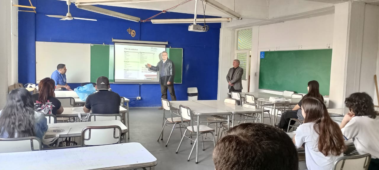 Concurrida Expo UCALP en Bernal para conocer las carreras 