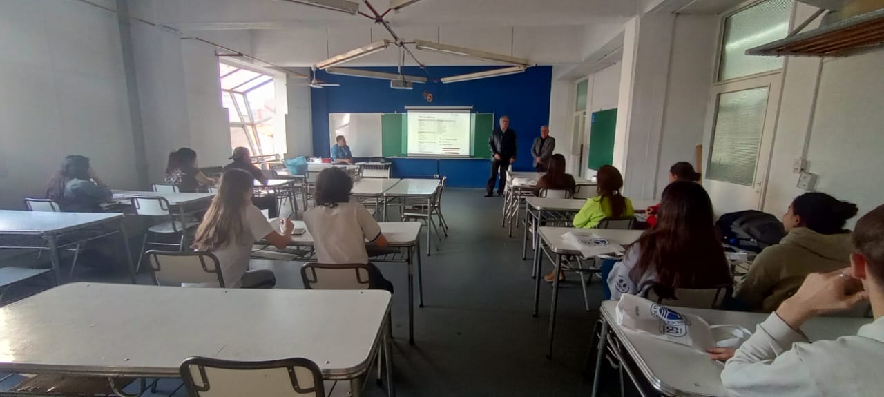 Concurrida Expo UCALP en Bernal para conocer las carreras 