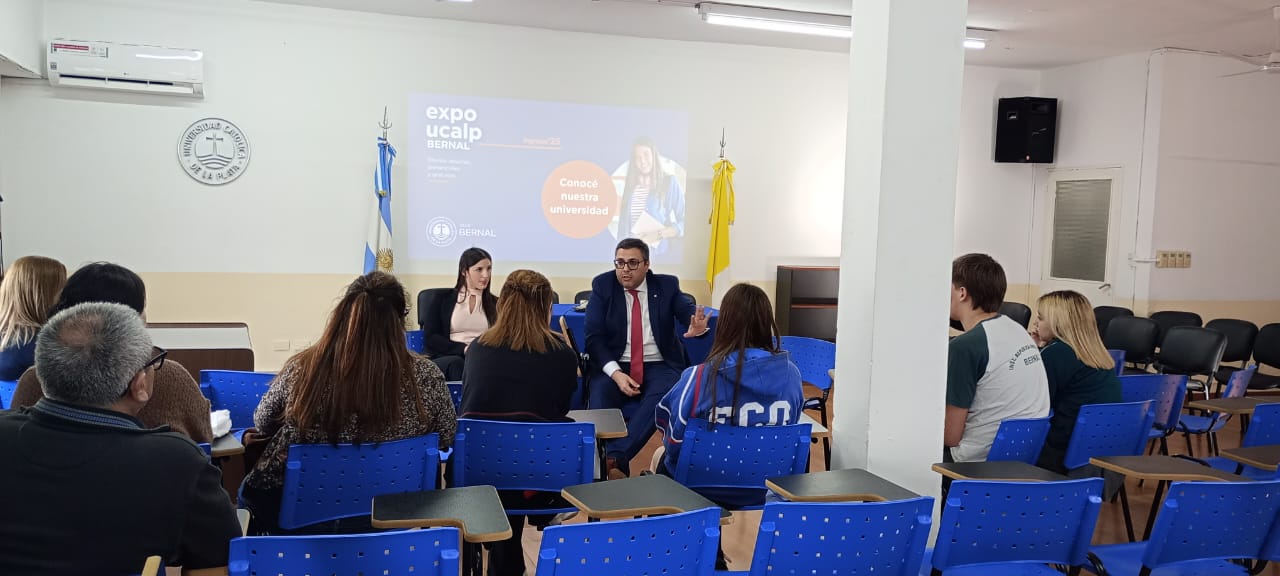 Concurrida Expo UCALP en Bernal para conocer las carreras 