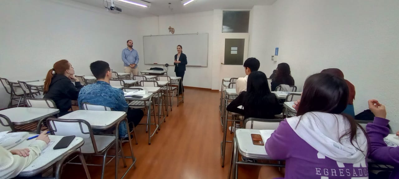 Concurrida Expo UCALP en Bernal para conocer las carreras 