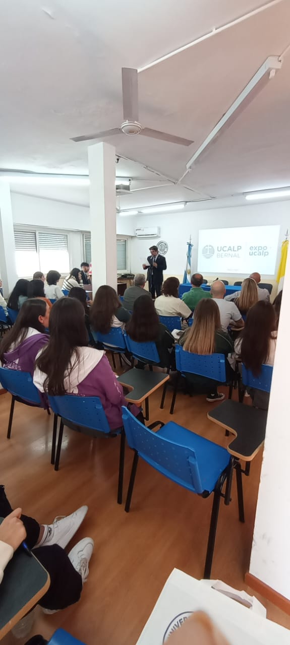 Concurrida Expo UCALP en Bernal para conocer las carreras 