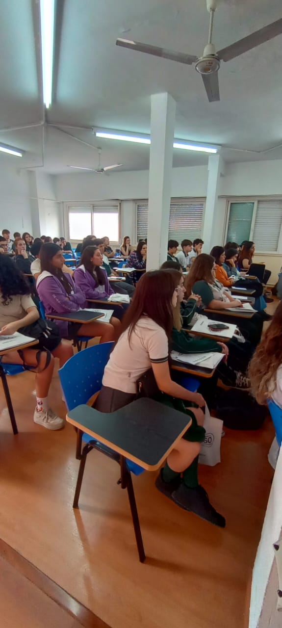 Concurrida Expo UCALP en Bernal para conocer las carreras 