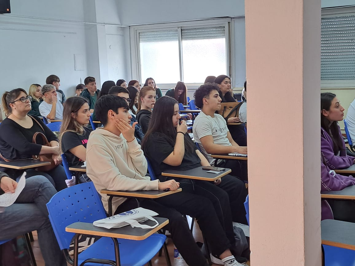 Concurrida Expo UCALP en Bernal para conocer las carreras 