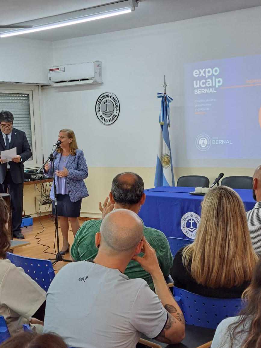 Concurrida Expo UCALP en Bernal para conocer las carreras 