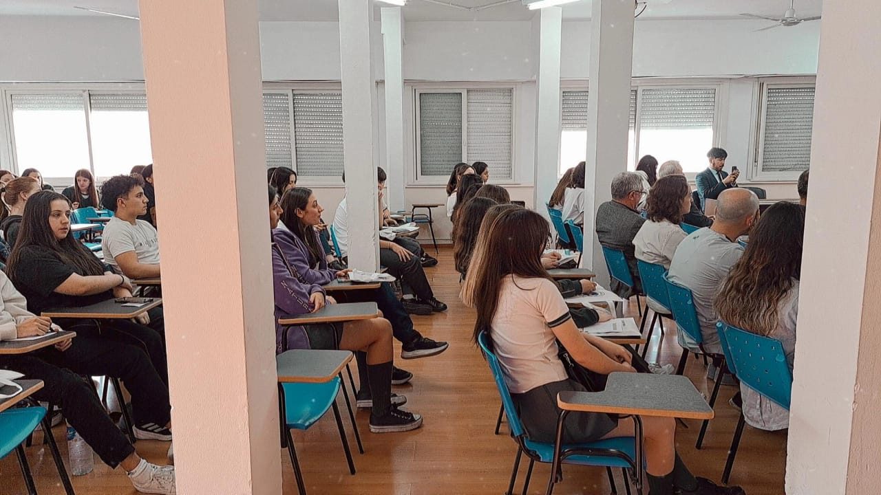 Concurrida Expo UCALP en Bernal para conocer las carreras 