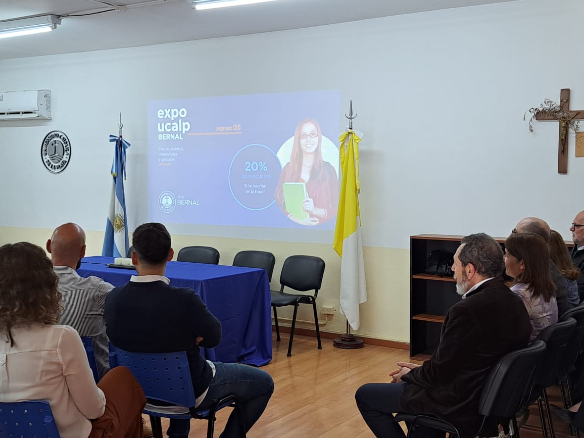 Concurrida Expo UCALP en Bernal para conocer las carreras 