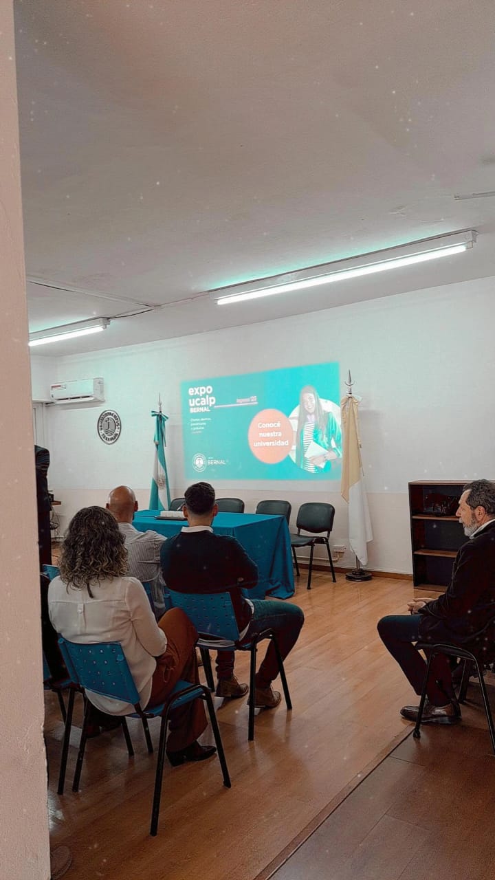 Concurrida Expo UCALP en Bernal para conocer las carreras 