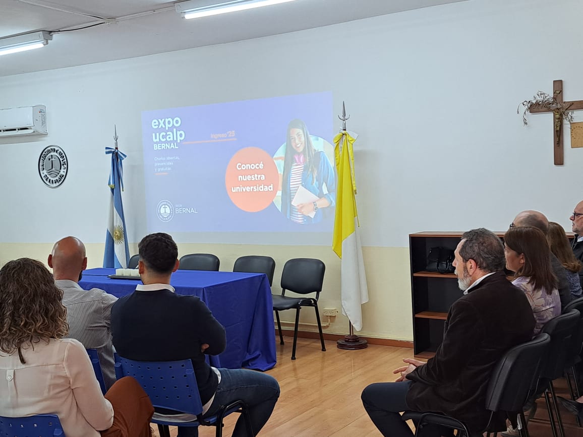 Concurrida Expo UCALP en Bernal para conocer las carreras 