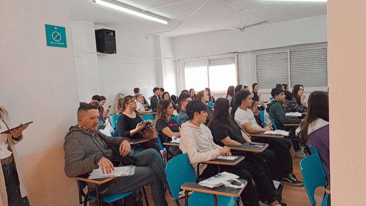 Concurrida Expo UCALP en Bernal para conocer las carreras 