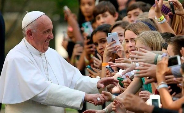 El Papa invita a los jóvenes a ‘no mirar la vida desde el balcón’