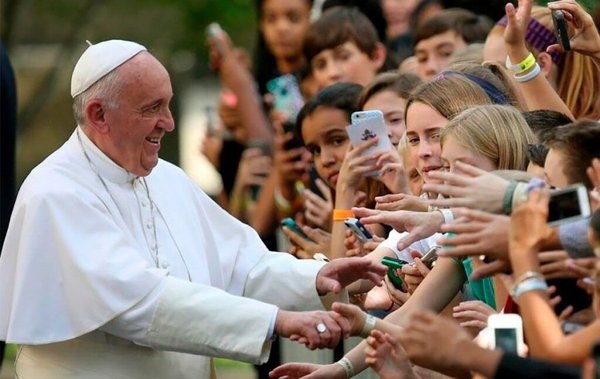 El Papa invita a los jóvenes a ‘no mirar la vida desde el balcón’