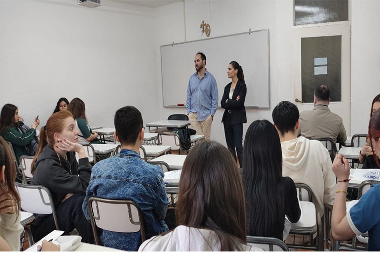 Concurrida Expo UCALP en Bernal para conocer las carreras
