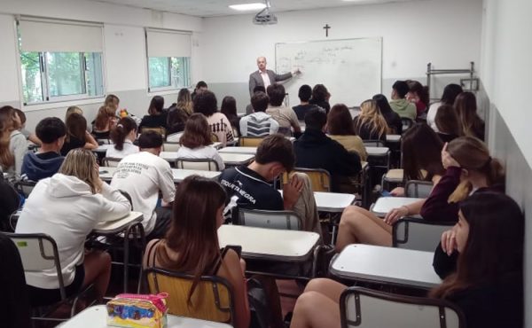 Clase universitaria para los chicos del Colegio Mac Kay