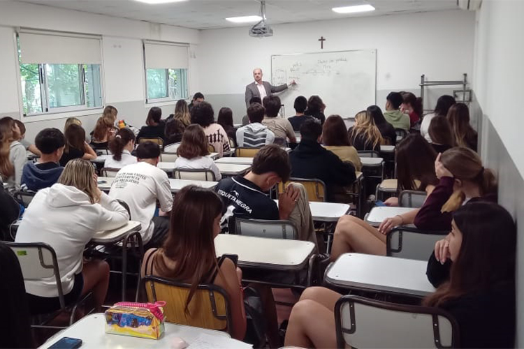 Clase universitaria para los chicos del Colegio Mac Kay