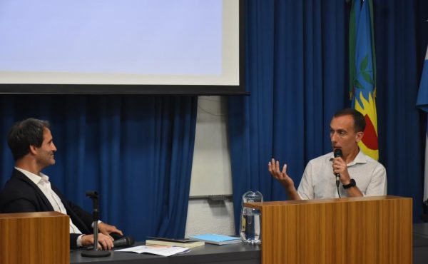 Hugo Alconada Mon presentó su libro en la UCALP