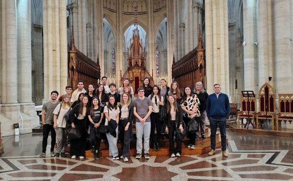 Alumnos de Económicas y Sociales en una visita educativa a la Catedral
