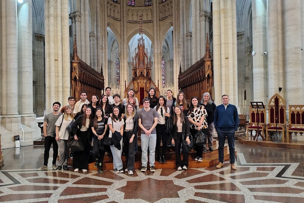 Alumnos de Económicas y Sociales en una visita educativa a la Catedral