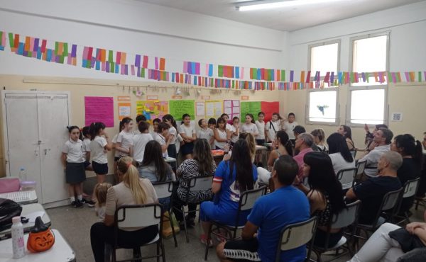 Colorida feria de ciencias de los alumnos del Estrada