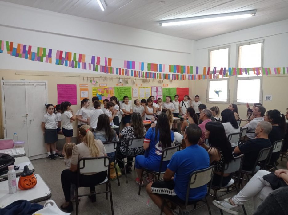 Colorida feria de ciencias de los alumnos del Estrada