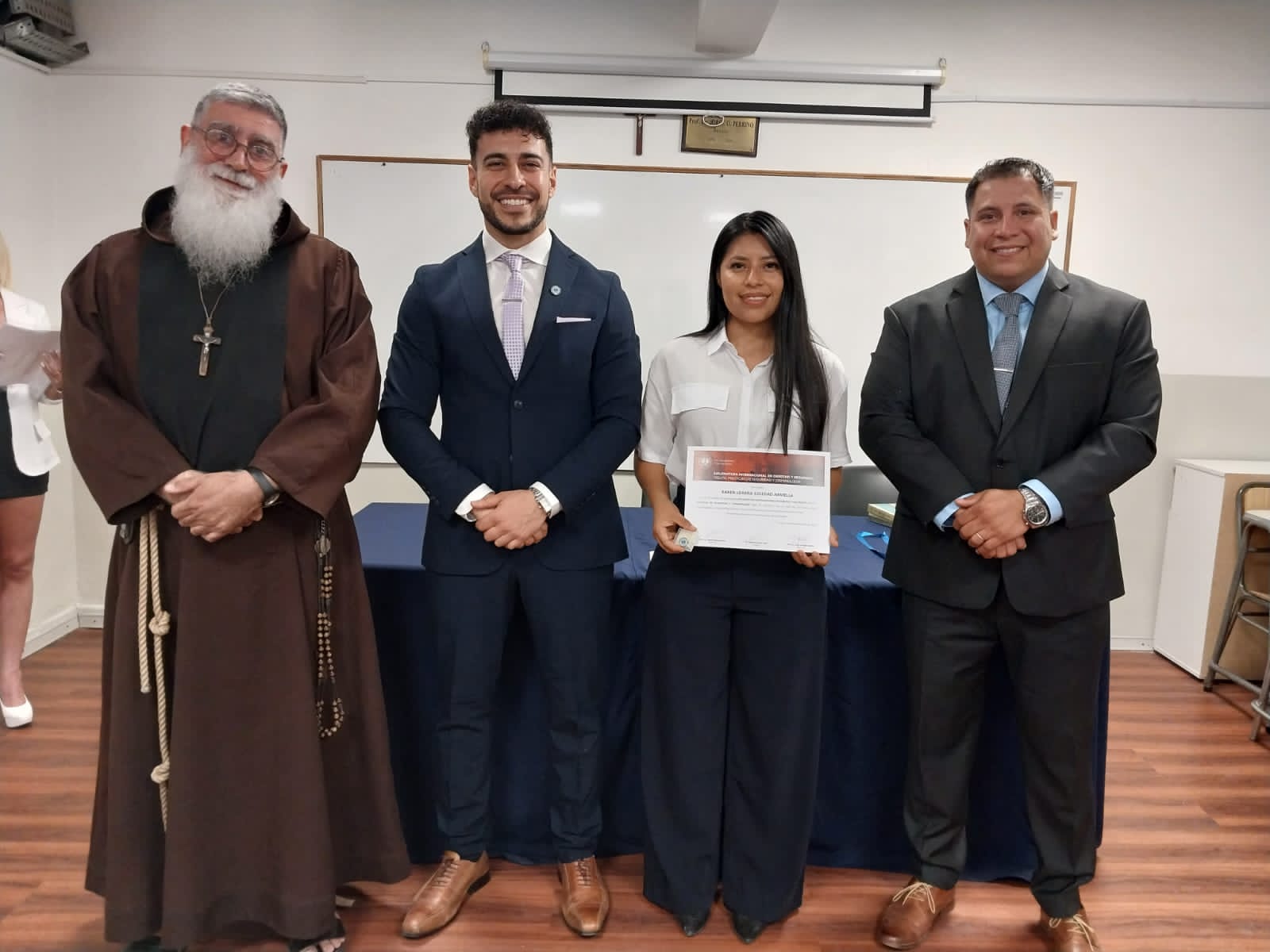 Entregan certificados de Diplomatura Internacional en Derecho y Seguridad (10)