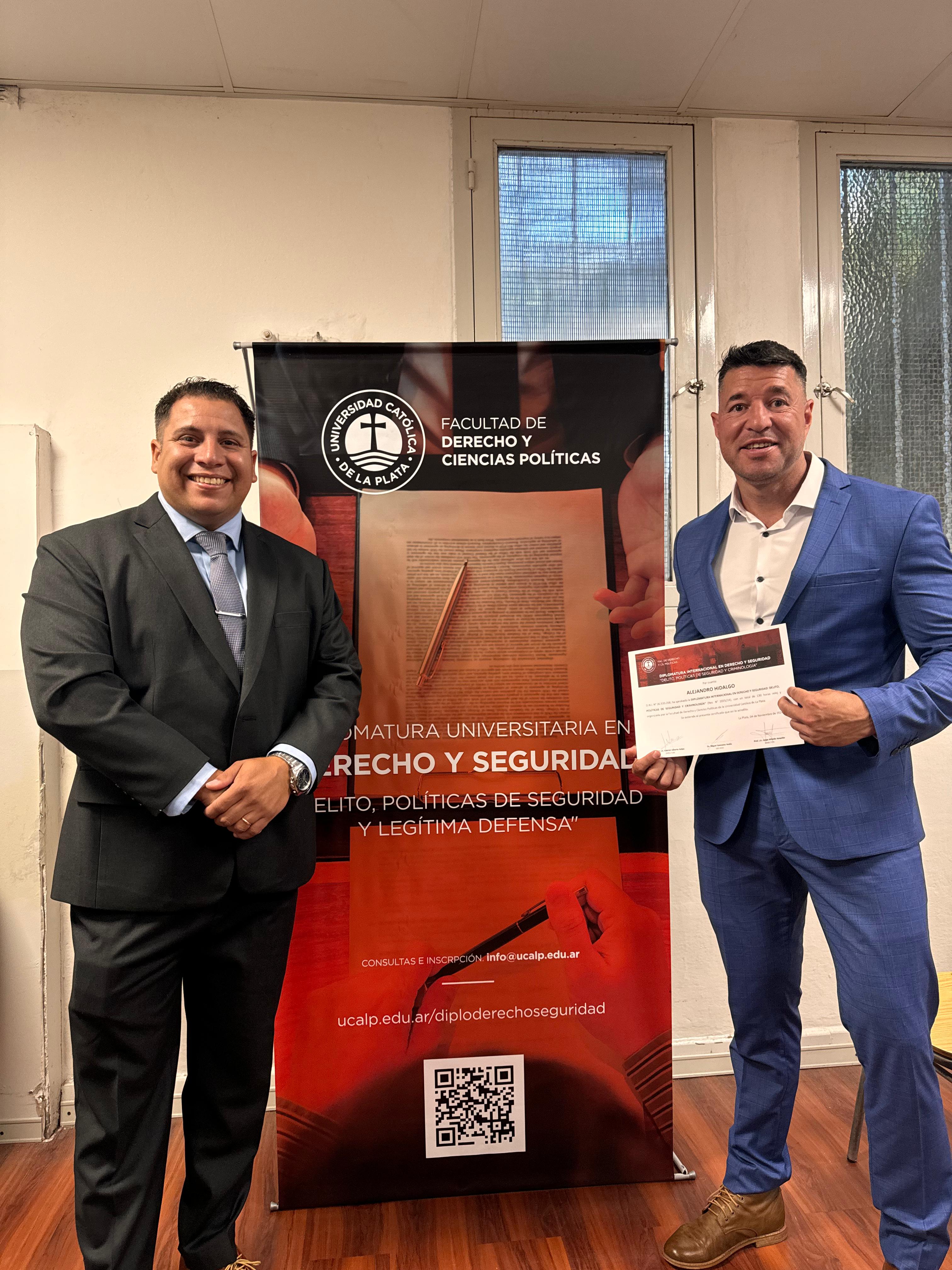 Entregan certificados de Diplomatura Internacional en Derecho y Seguridad (4)