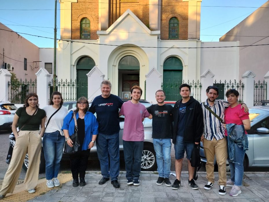 Extensión: colaboran para diseñar el cinerario en la parroquia de Tolosa