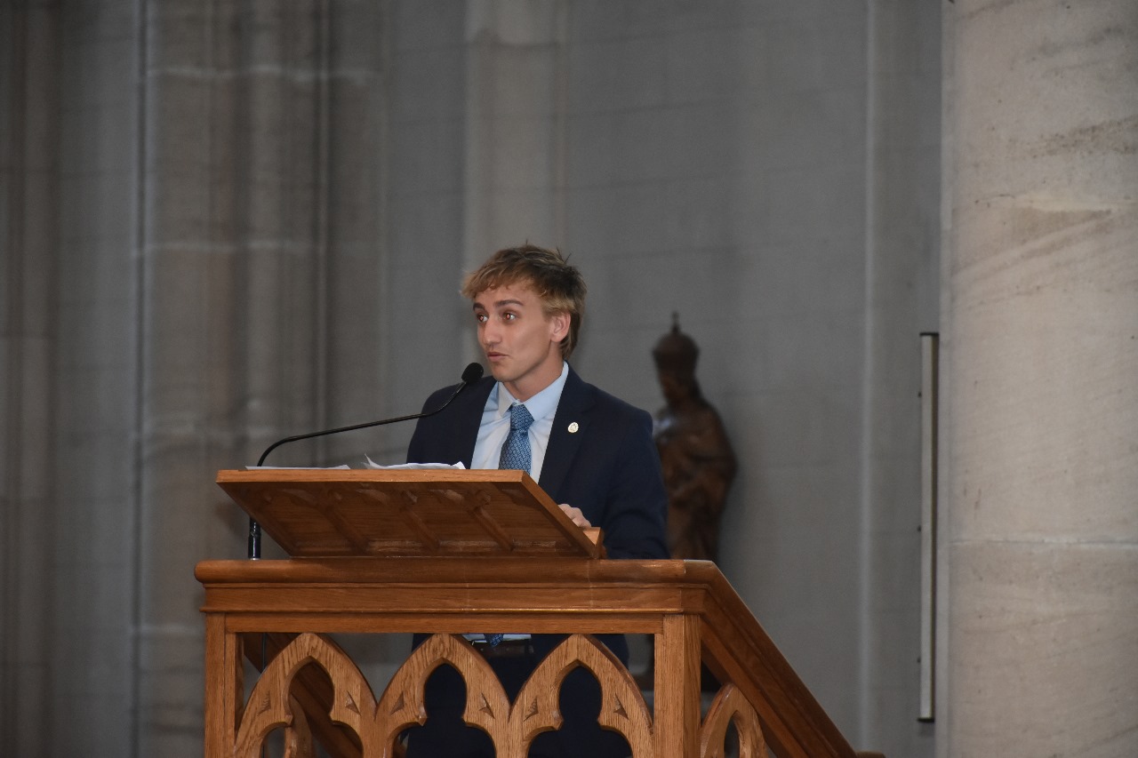Juramento y entrega de diplomas a egresados de Derecho y Ciencias Políticas en la Catedral