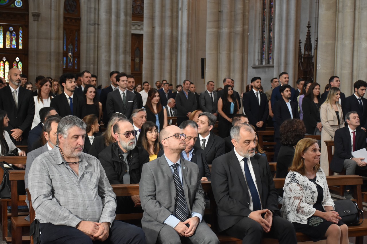 Juramento y entrega de diplomas a egresados de Derecho y Ciencias Políticas en la Catedral