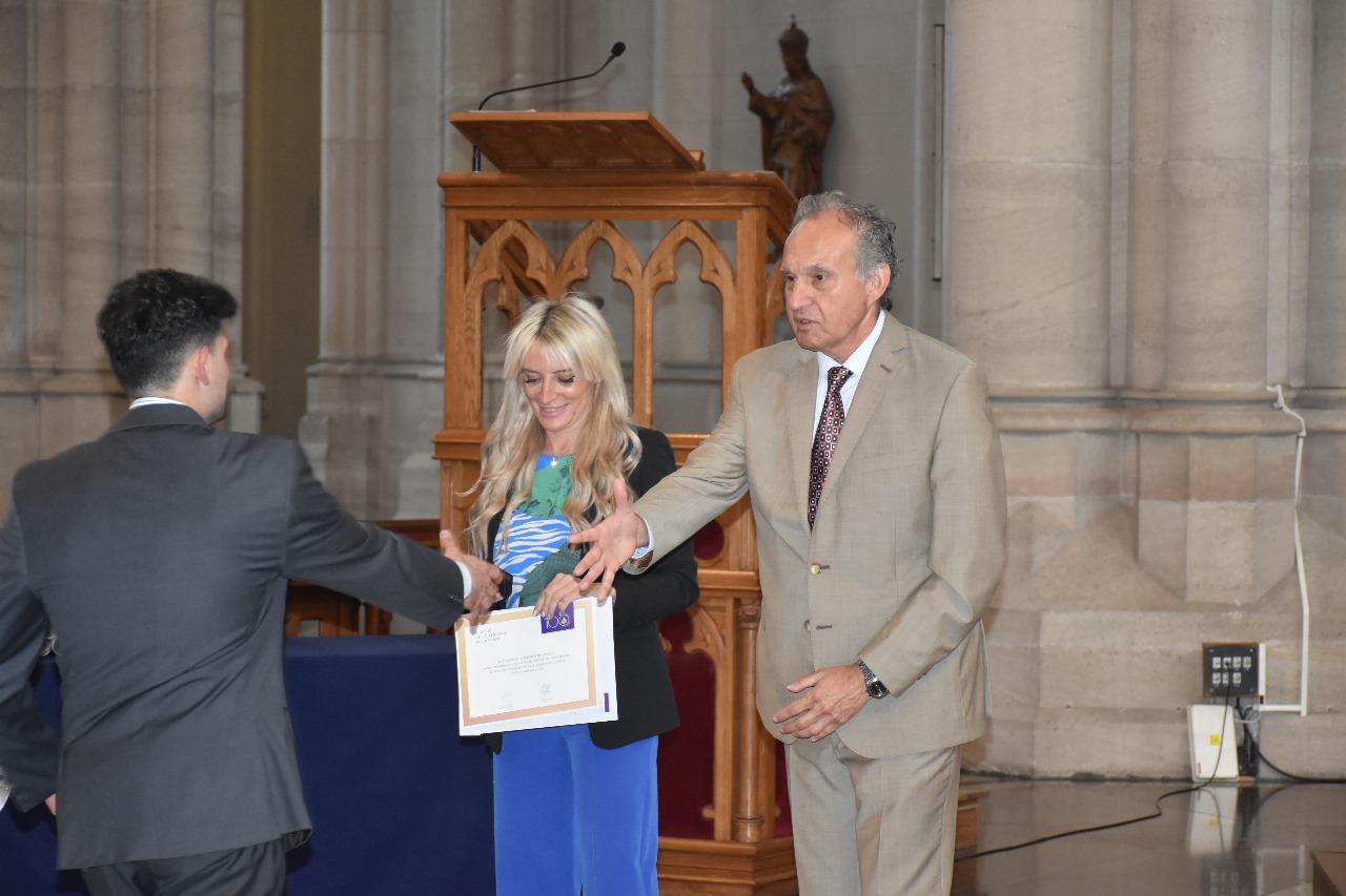 Juramento y entrega de diplomas a egresados de Derecho y Ciencias Políticas en la Catedral
