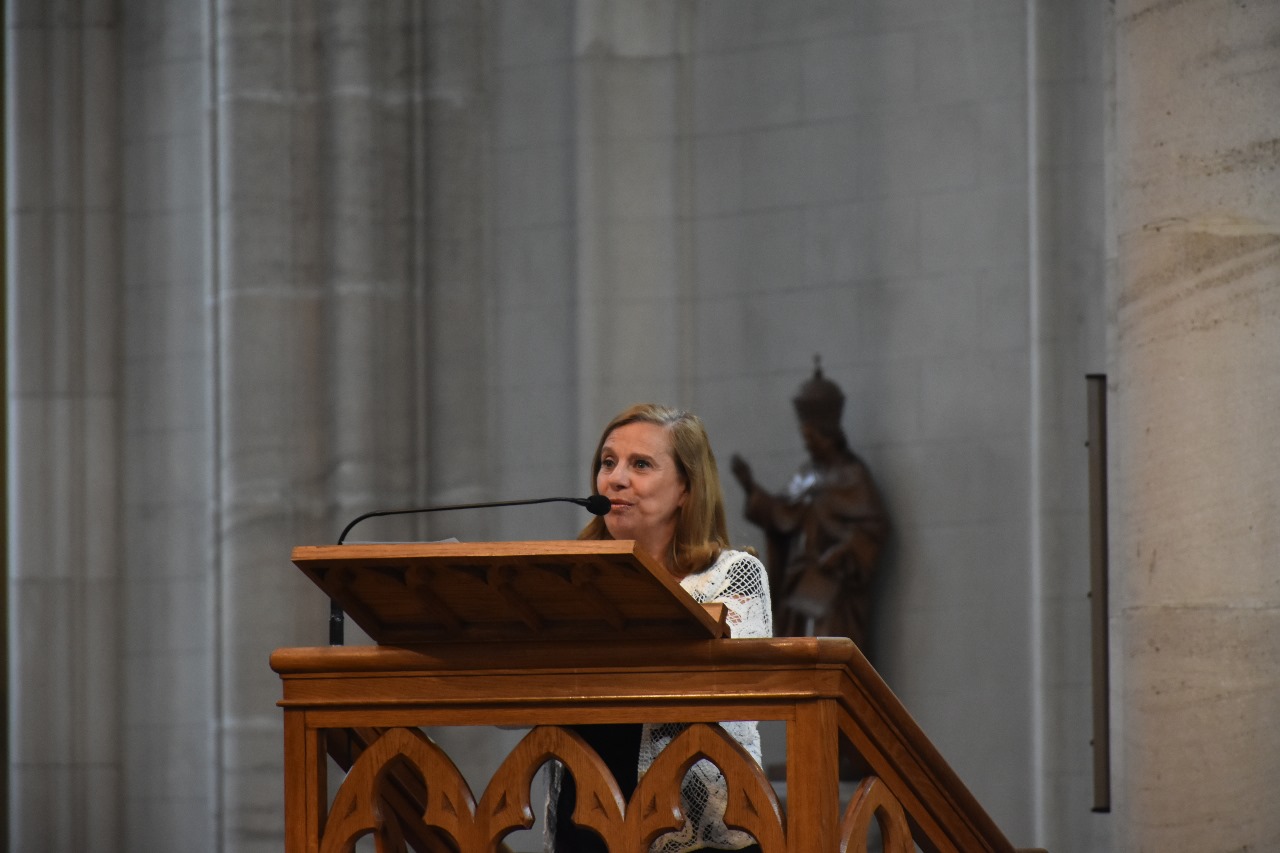 Juramento y entrega de diplomas a egresados de Derecho y Ciencias Políticas en la Catedral