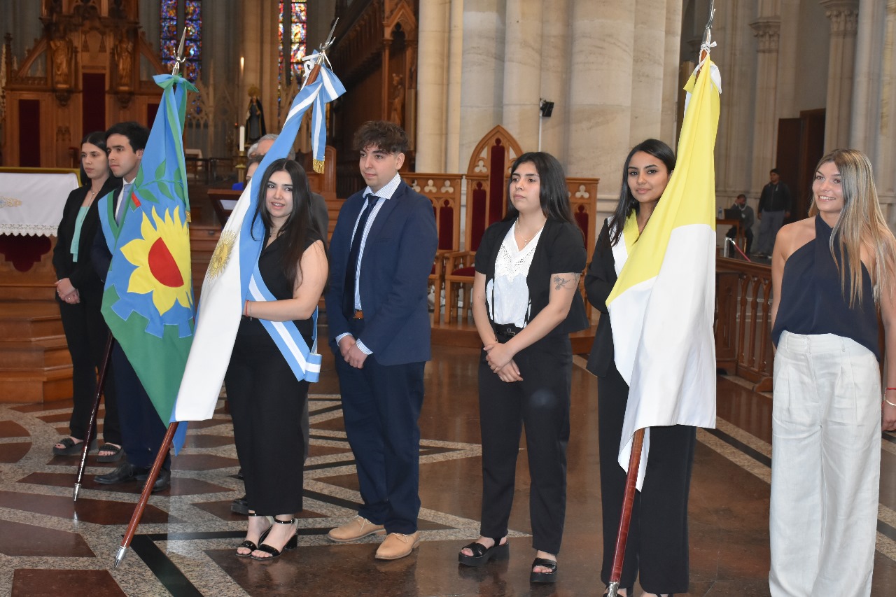 Juramento y entrega de diplomas a egresados de Derecho y Ciencias Políticas en la Catedral